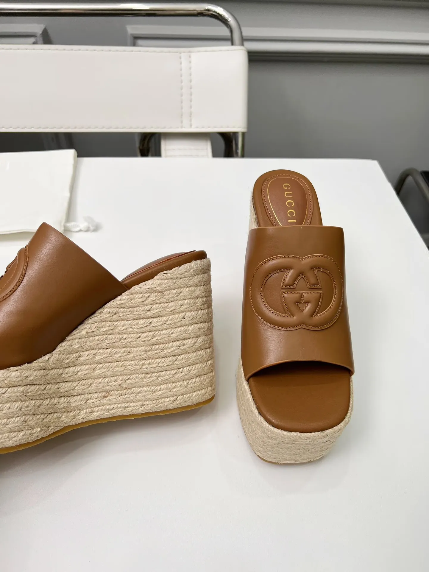 👟👟Ex-factory price 460👟👟 Gucci’s new slippers, fashionable, high-end and full of personality✅ Very stable, comfortable and durable for daily use, convenient and unique for daily matching, a must-have classic for summer, the upper is made of GUCCI brand stitching Fabric: cowhide Lining/feet: sheepskin Platform height: 11cm Color: black, white, brown, burgundy, pink Code number: 35-42 (41 and 42 need to be customized) Packaging: Comes with cloth bag and card.